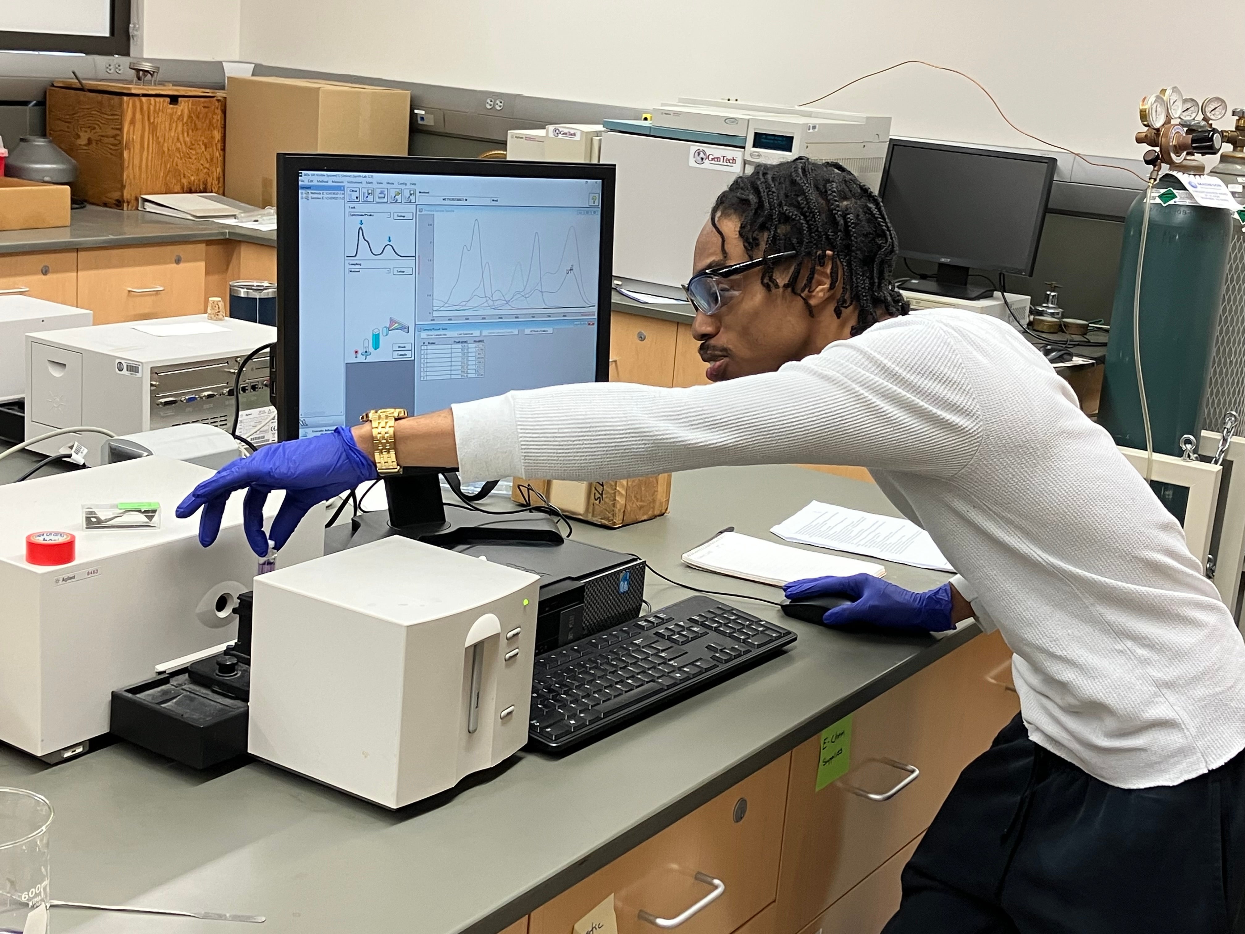 A student using an UV/vis Spectrometer