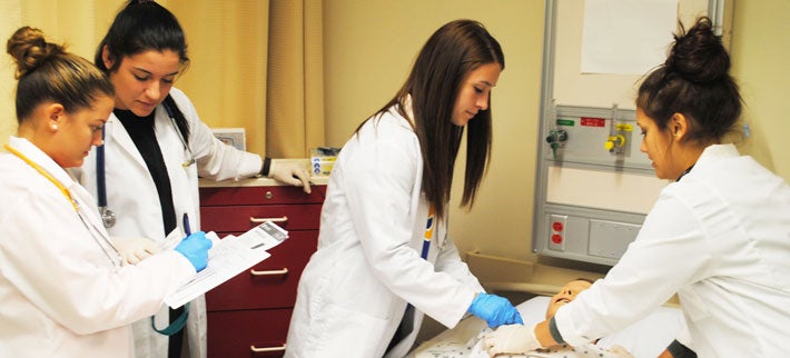 students in a medical simulation